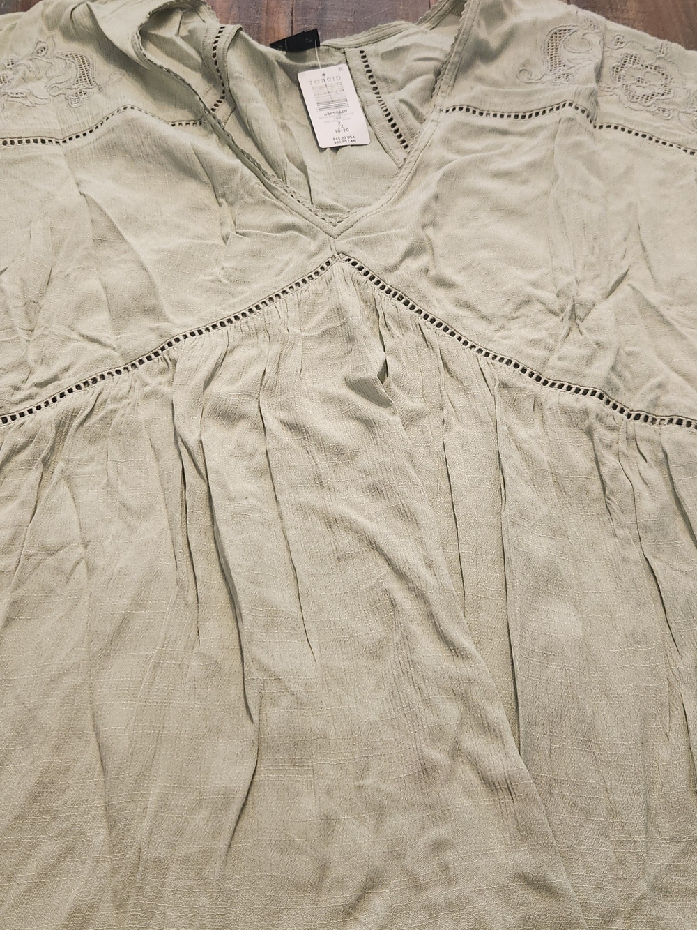 NWT Torrid Light Sage Green V-Neck Embroidered Tunic